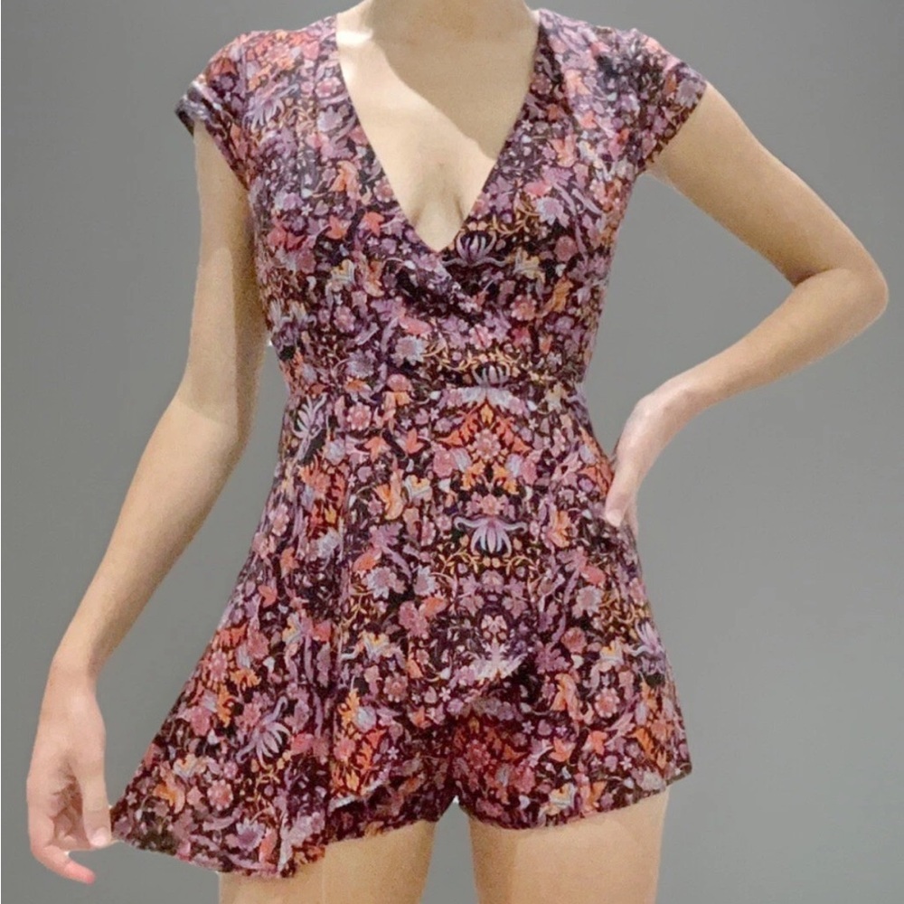 KIMCHI BLUE URBAN OUTFITTERS Romper Size 6 Purple Floral Faux Wrap Jumper NWT
